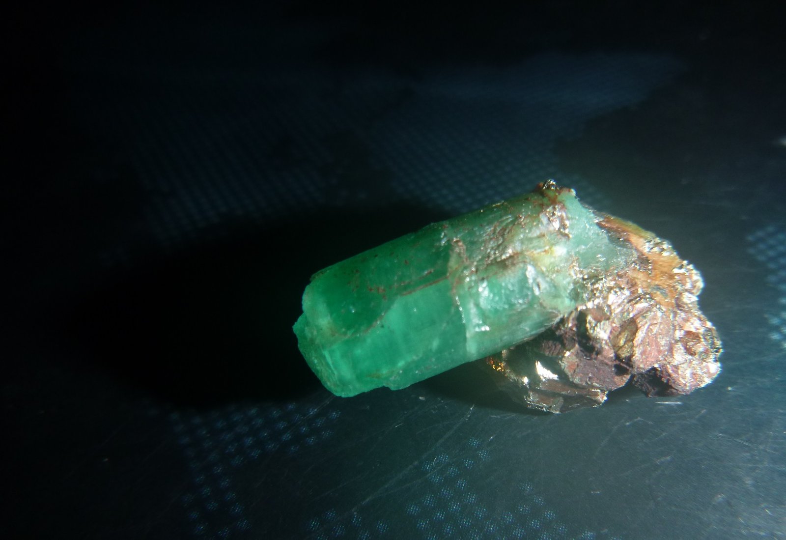 Beryl (variety emerald)
24mm x 37mm  x 24mm
(Autor: Firmo Espinar)