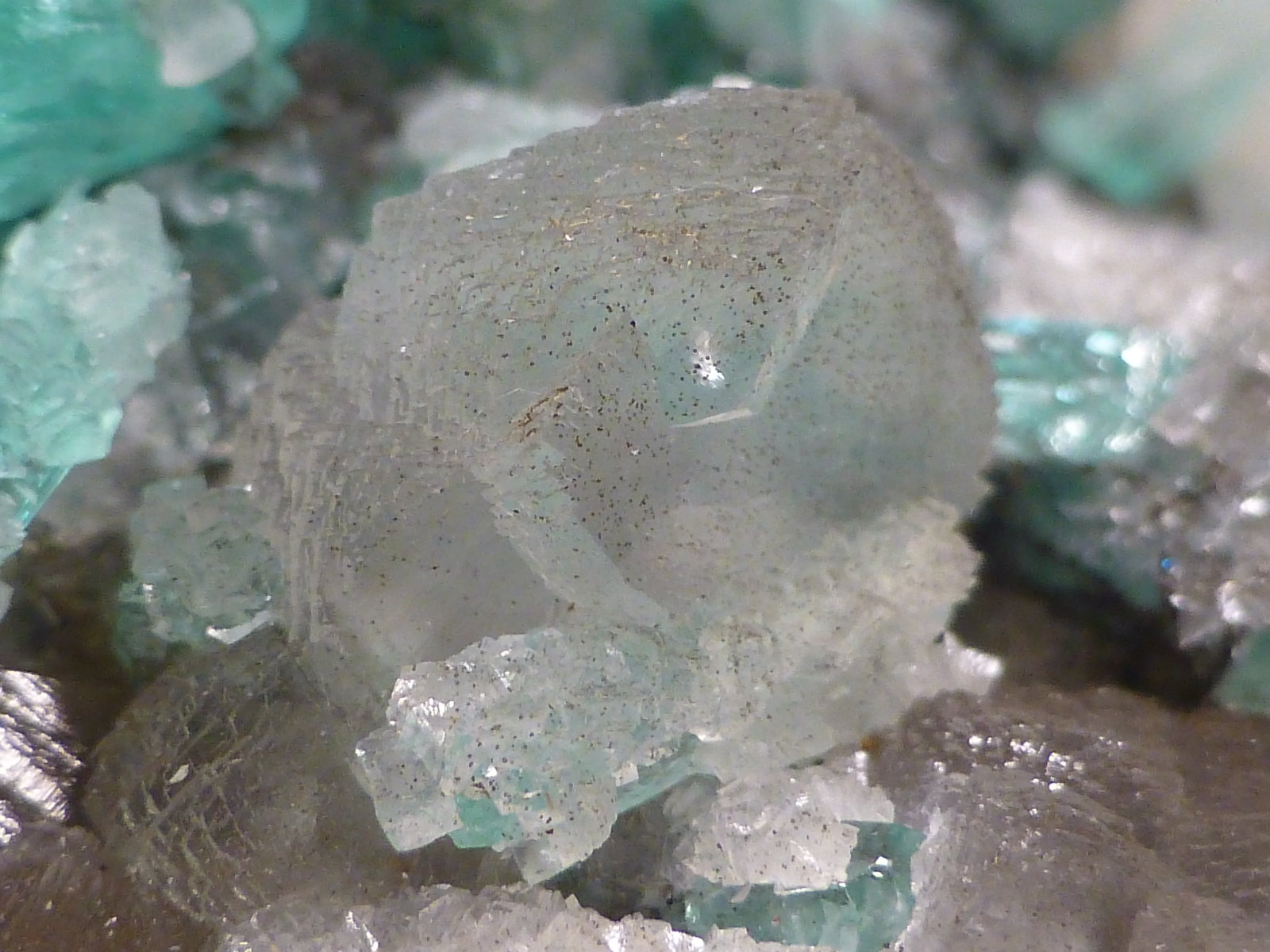 Beryl (variety emerald), Calcite
85x80x60mm - FOV=4mm
(Autor: Fiebre Verde)