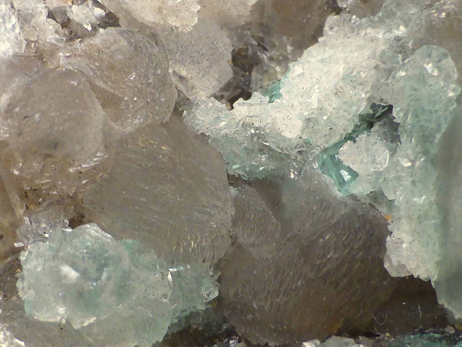 Beryl (variety emerald), Calcite
85x80x60mm - FOV=8mm
(Autor: Fiebre Verde)