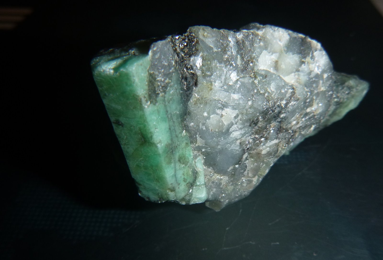 Beryl (variety emerald)
54 mm x 41 mm x 30 mm
(Autor: Firmo Espinar)