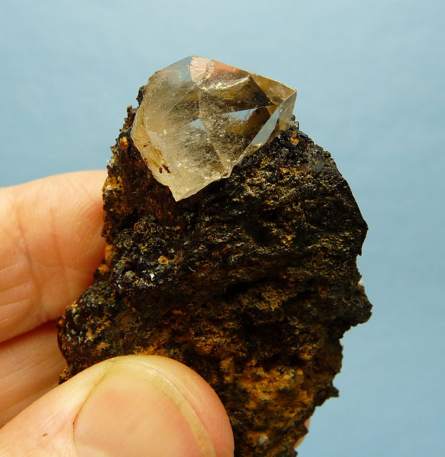 Quartz with goethite
Quartz crystal 19 x 15 x 15 mm
(Autor: Pierre Joubert)