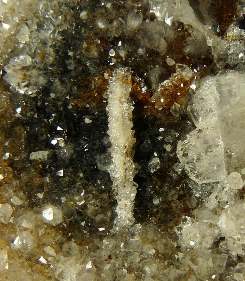 Quartz, Calcite, jouravskite?, manganite
F.O.V. about 33 mm
(Autor: Pierre Joubert)