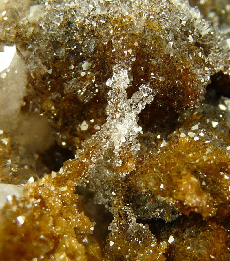 Quartz, Calcite, jouravskite?, manganite
F.O.V. about 16 mm
(Autor: Pierre Joubert)