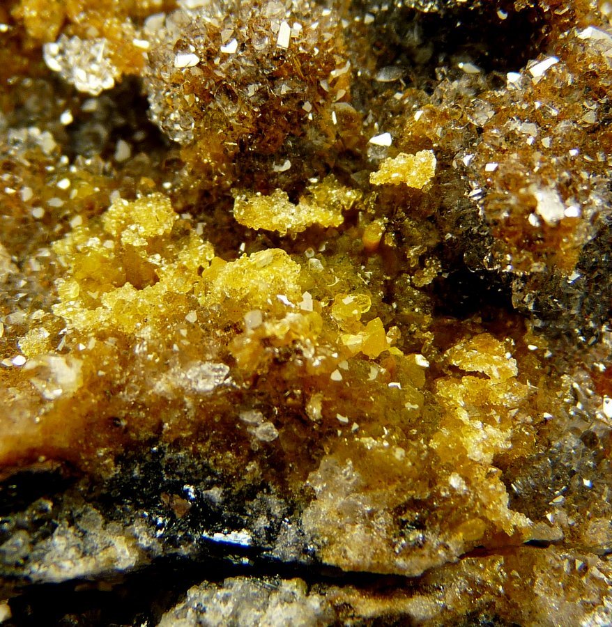 Quartz, Calcite, jouravskite?, manganite
F.O.V. about 20 mm
(Autor: Pierre Joubert)