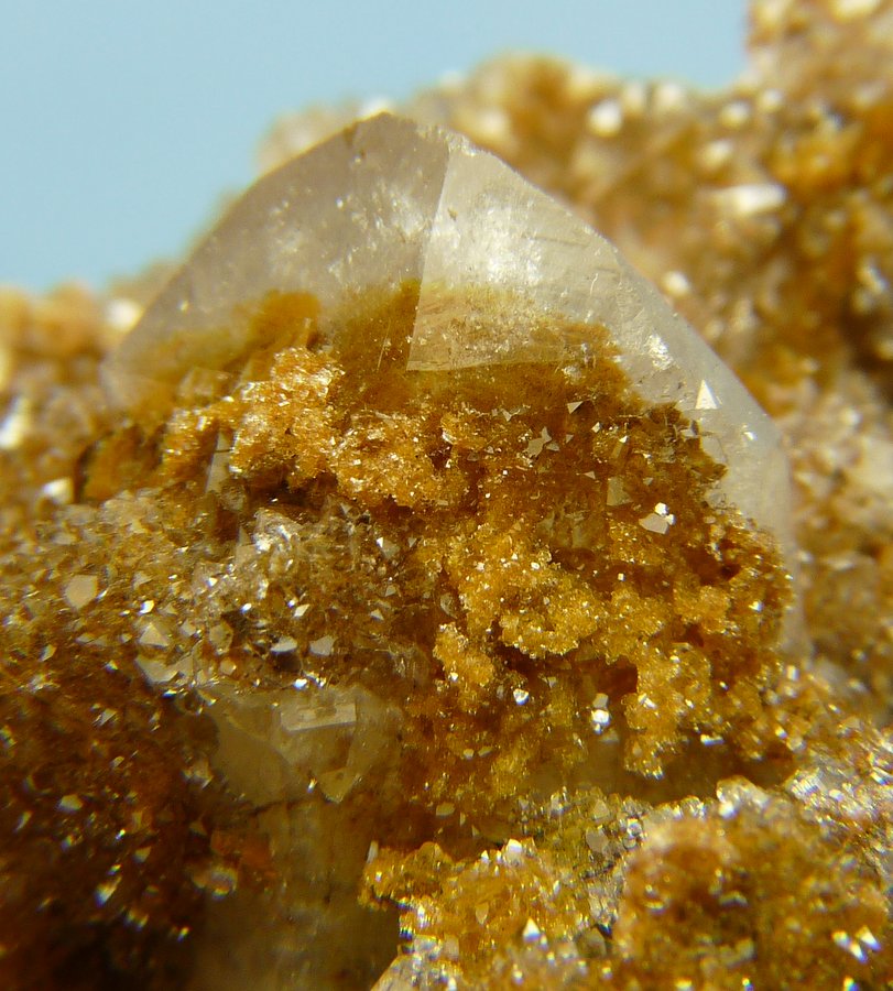Quartz, Calcite, jouravskite?, manganite
F.O.V. about 20 mm
(Autor: Pierre Joubert)