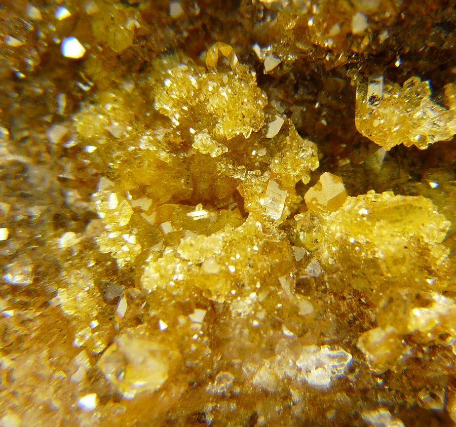 Quartz, Calcite, jouravskite?, manganite
F.O.V. about 11mm
(Autor: Pierre Joubert)