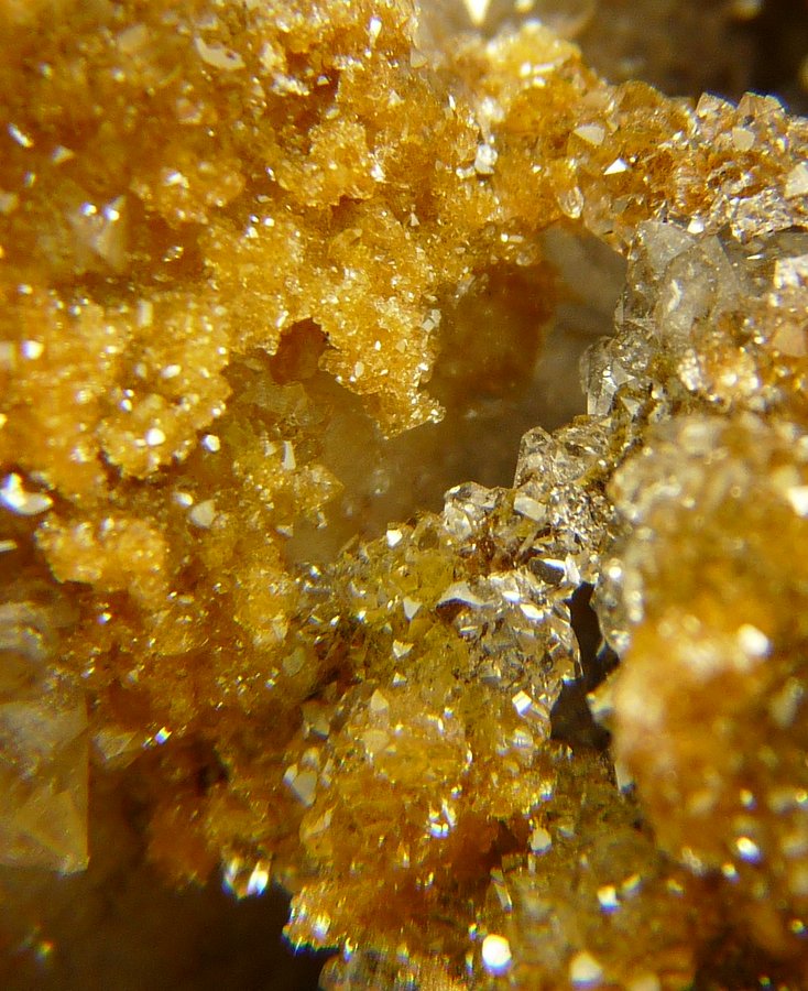 Quartz, Calcite, jouravskite?, manganite
F.O.V. about 11 mm
(Autor: Pierre Joubert)