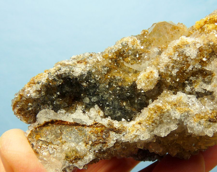 Quartz, Calcite, jouravskite?, manganite
87 x 71 x 55 mm
(Autor: Pierre Joubert)