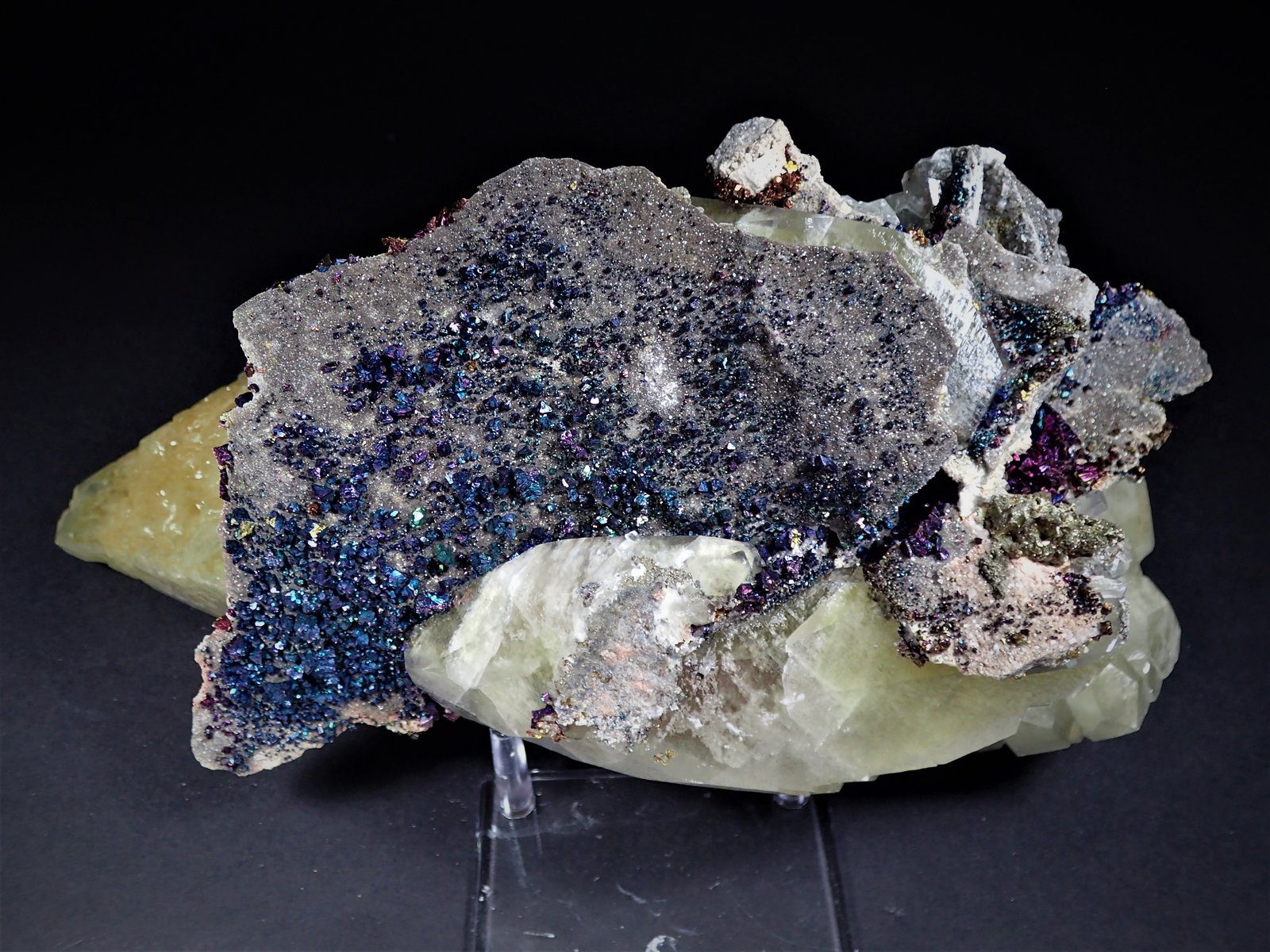 Calcite, Chalcopyrite
291 mm x 160 mm
(Autor: Don Lum)