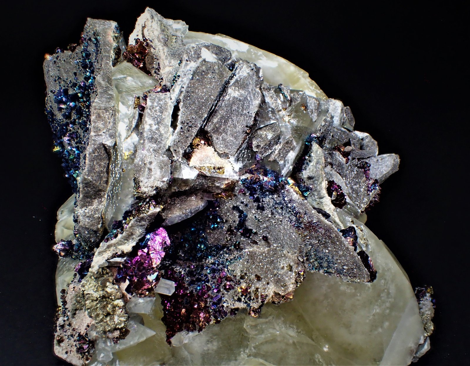 Calcite, Chalcopyrite
291 mm x 160 mm
(Autor: Don Lum)