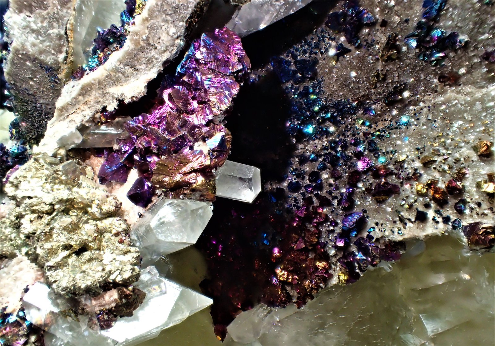 Calcite, Chalcopyrite
291 mm x 160 mm
(Autor: Don Lum)