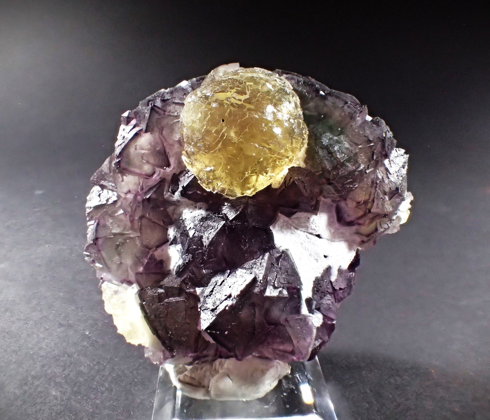 Fluorite
64 mm x 60 mm x 40 mm
(Autor: Don Lum)