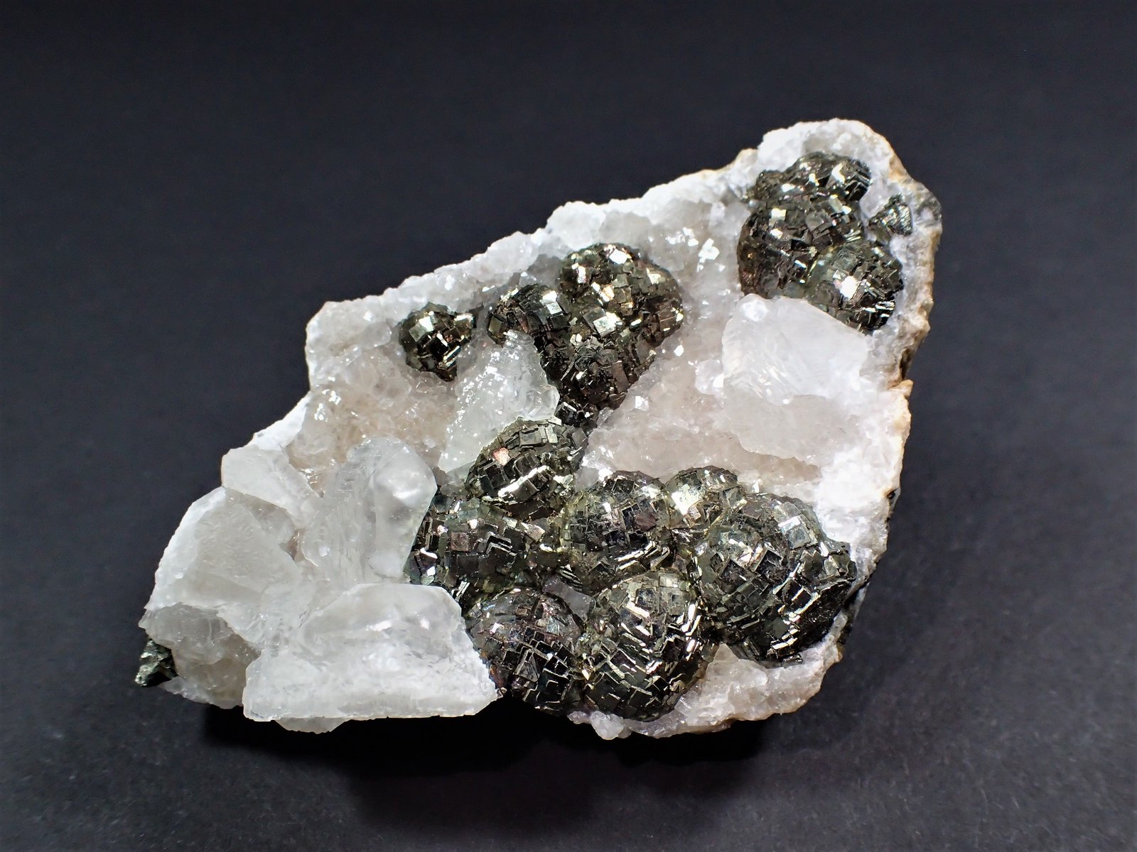 Pyrite, Calcite
66 mm x 42 mm x 18 mm
(Autor: Don Lum)