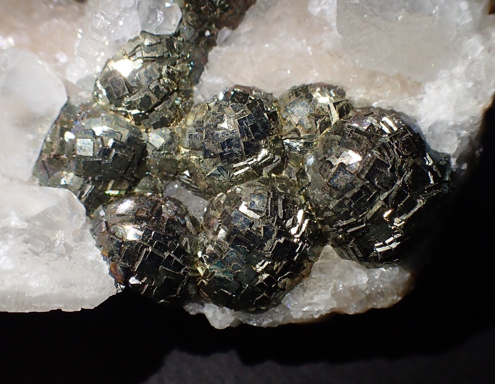 Pyrite, Calcite
66 mm x 42 mm x 18 mm
(Autor: Don Lum)