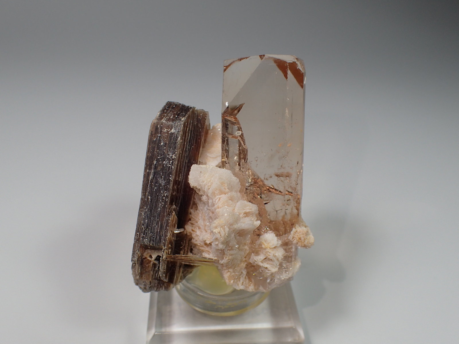 Topaz, Muscovite, Albite
52 mm x 40 mm x 37 mm
(Autor: Don Lum)