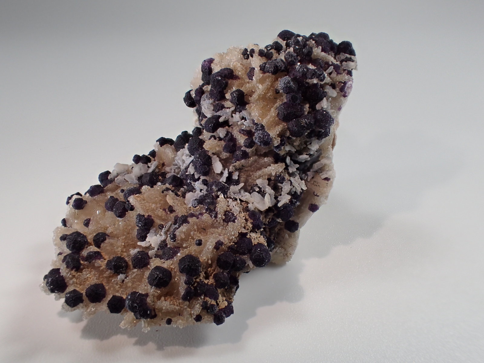Barite, Quartz, Fluorite, Cerussite
40 mm x 34 mm x 31 mm
(Autor: Don Lum)