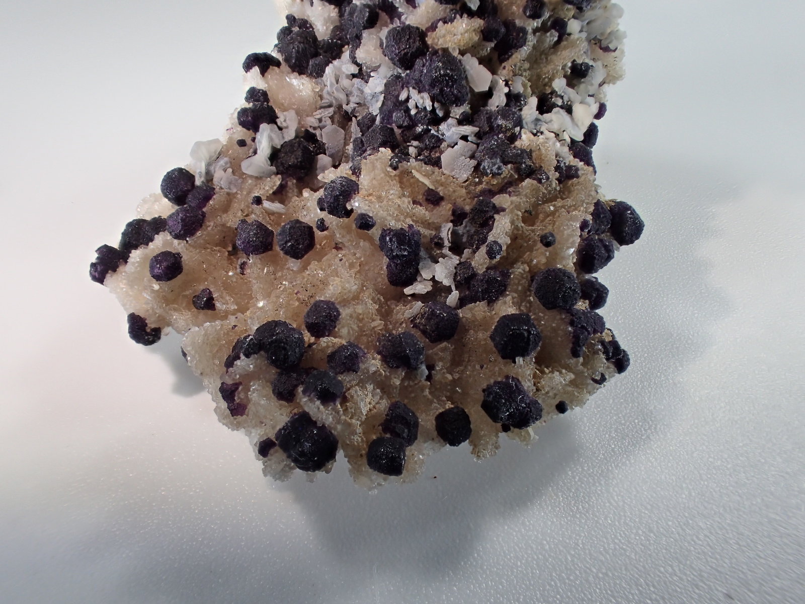 Barite, Quartz, Fluorite, Cerussite
40 mm x 34 mm x 31 mm
(Autor: Don Lum)