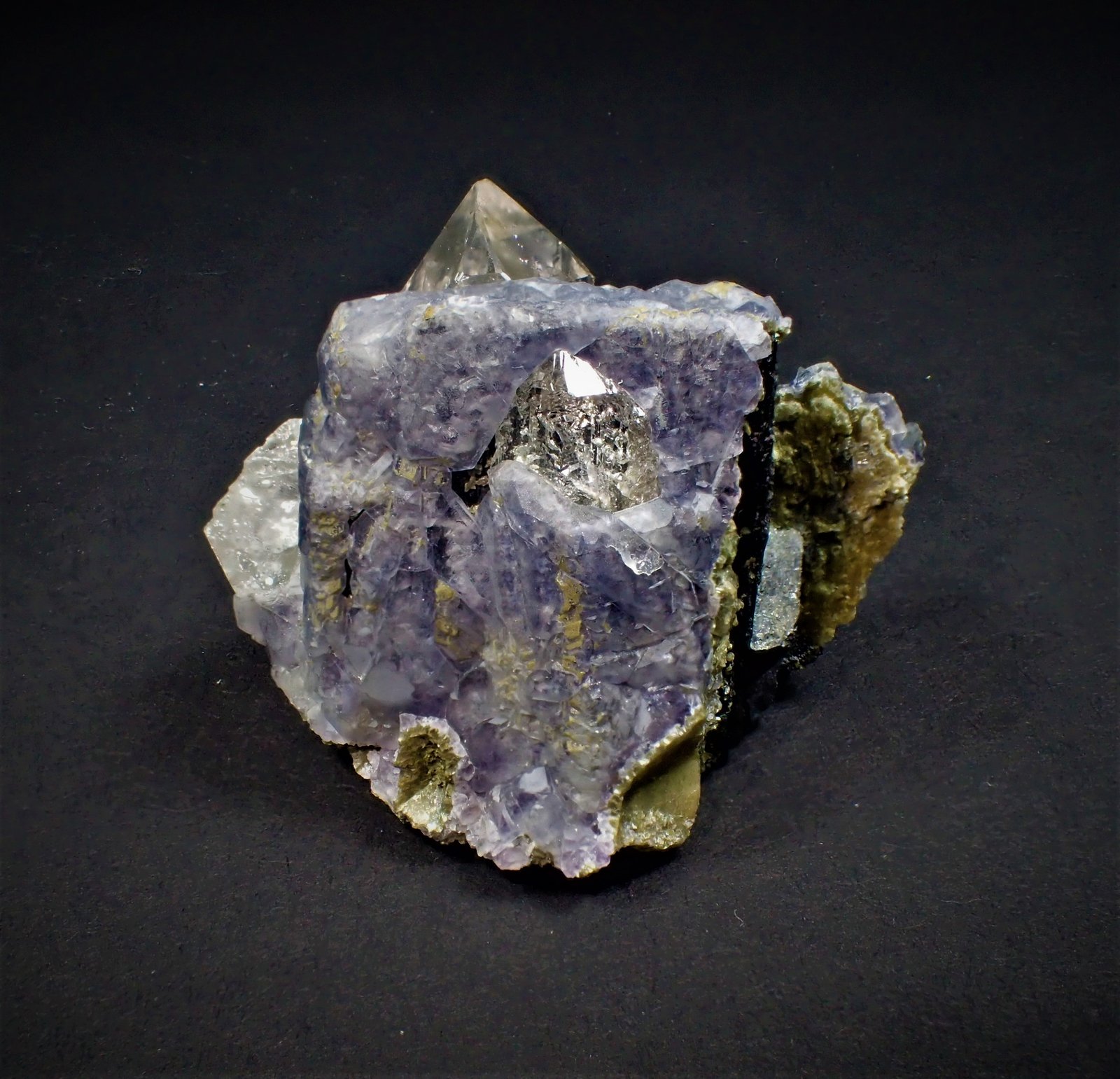 Fluorite, Ferberite, Quartz, Muscovite, Chlorite
3.4 cm x 3 cm
(Autor: Don Lum)