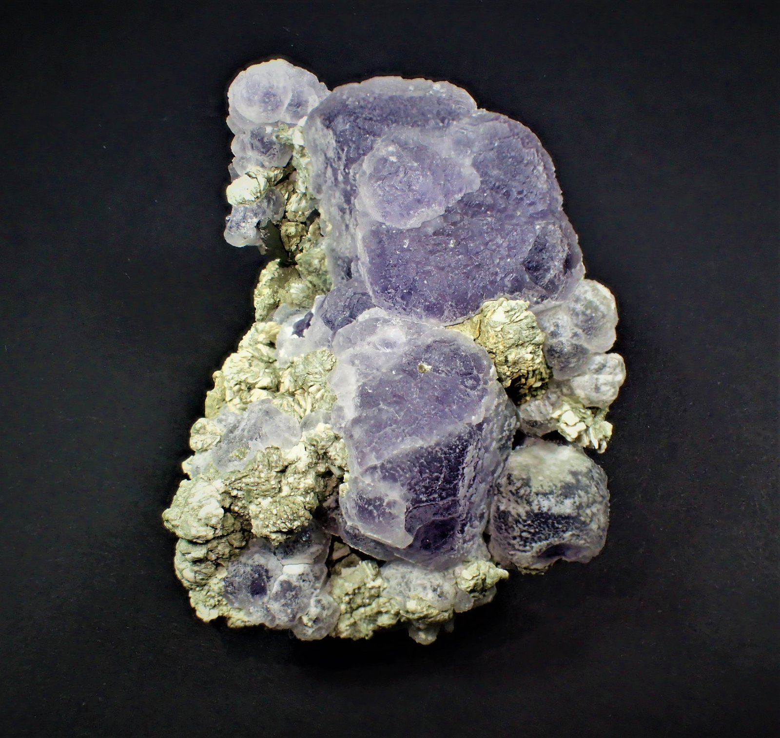 Fluorite, Muscovite
6 cm x 5 cm x 3.5 cm
(Autor: Don Lum)