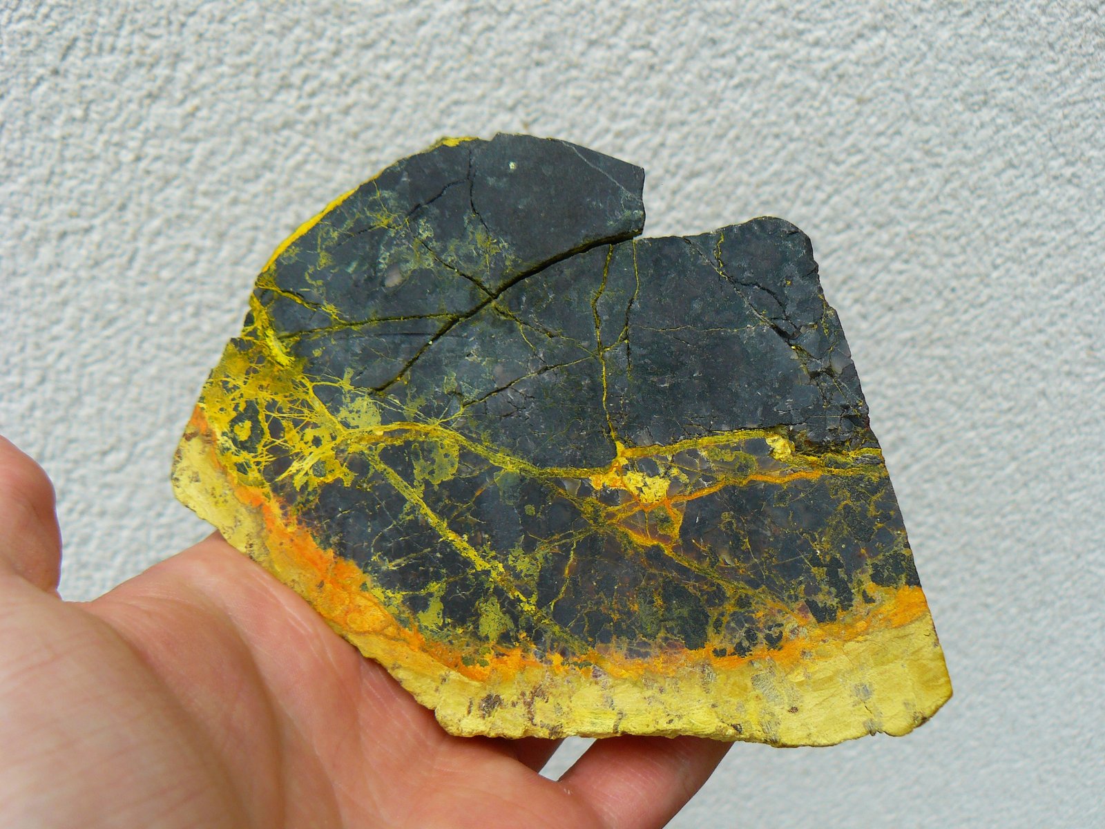 Uraninite (variety "pitchblende") with "gummites" and Curite (?)
10 x 9 cm
(Autor: Benj)