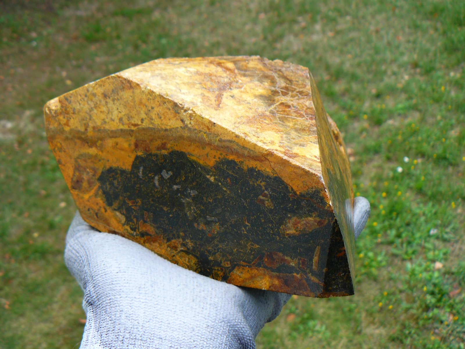 Uraninite (variety pitchblende)
22 x 17 x 8 cm
(Autor: Benj)