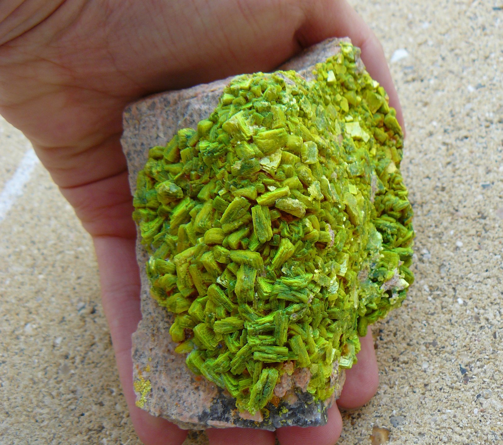 Autunite
10 x 5 x 5cm
(Autor: Benj)