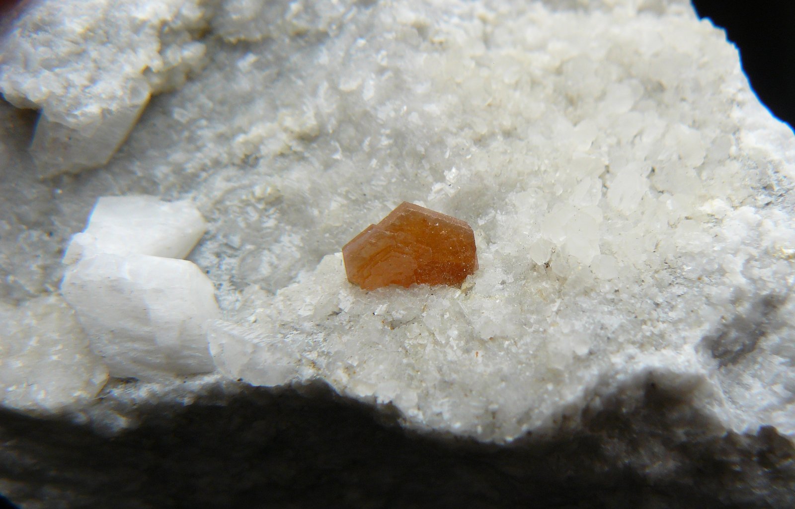 Hydroxyl-bastnäsite-(Ce)
crysral : 0,7 cm
(Autor: Benj)