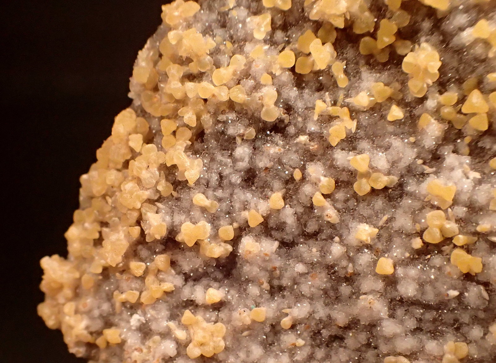 Smithsonite, Quartz
64mm x 44mm x 29mm
(Autor: Don Lum)