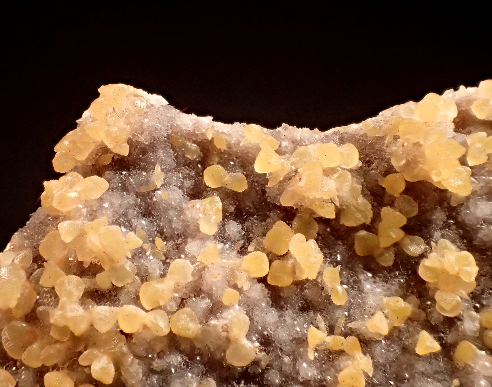 Smithsonite, Quartz
64mm x 44mm x 29mm
(Autor: Don Lum)