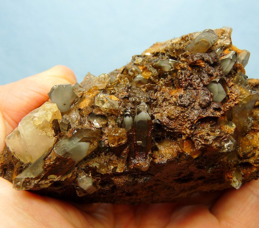 Quartz on Goethite
117 x 55 mm
(Autor: Pierre Joubert)