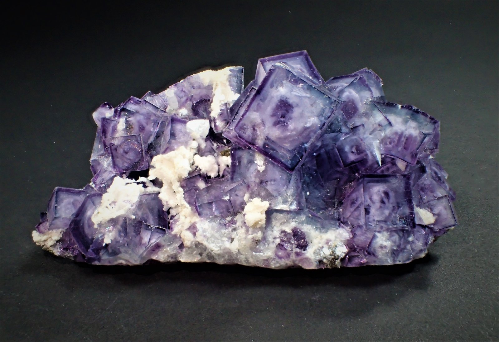 Fluorite
74 mm x 34 mm x 29 mm
(Autor: Don Lum)
