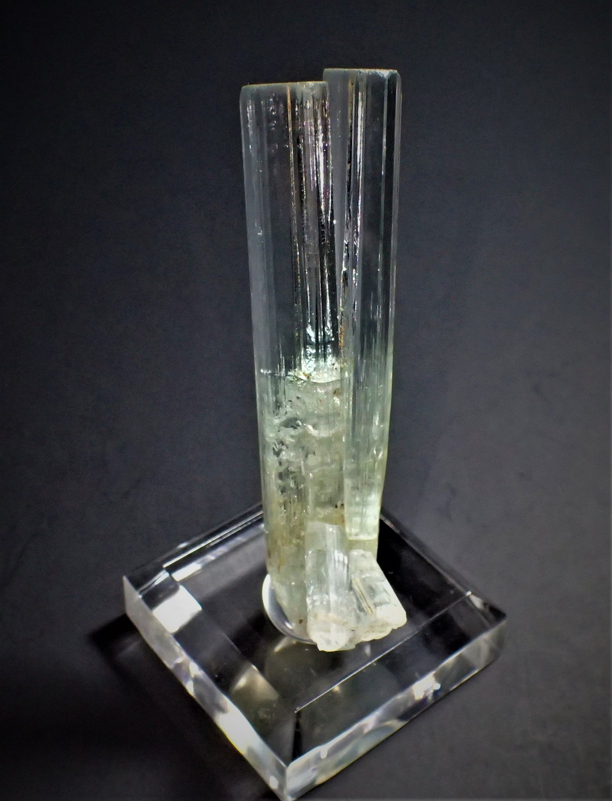 Beryl (variety aquamarine)
65 mm x 28 mm x 20 mm
(Autor: Don Lum)