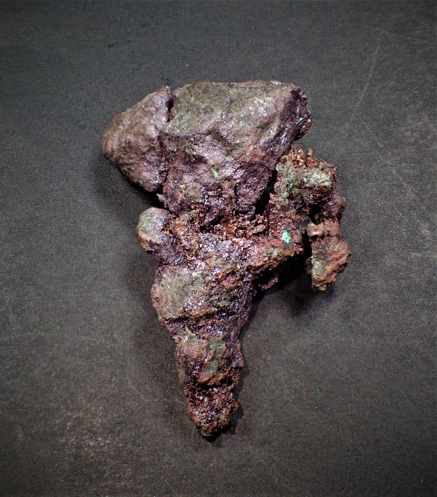 Copper, Cuprite
46 mm x 38 mm x 27 mm
(Autor: Don Lum)