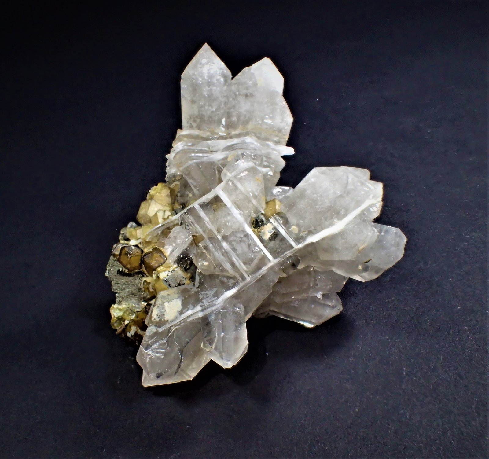 Quartz, Calcite, Garnet (variety andradite garnet)
61 mm x 53 mm x 30 mm
(Autor: Don Lum)