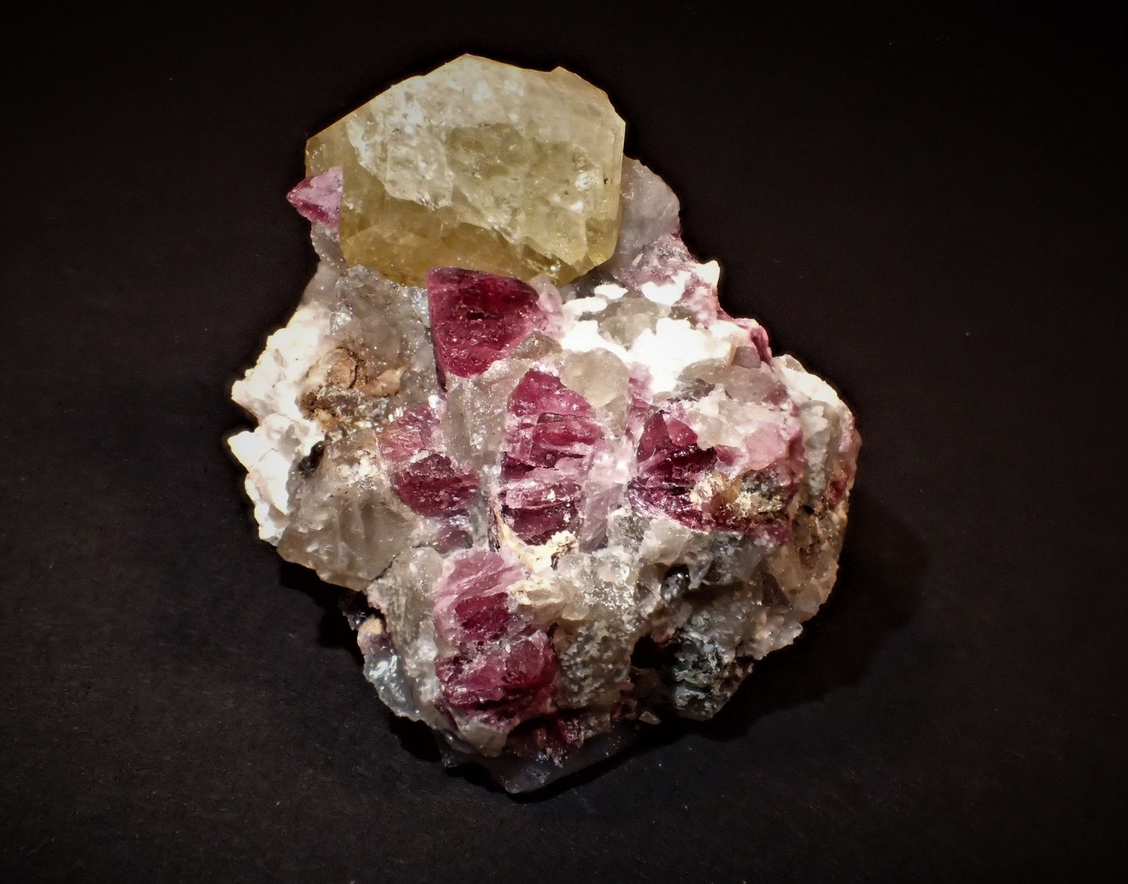 Londonite, Tourmaline
33 mm x 31 mm x 32 mm
(Autor: Don Lum)