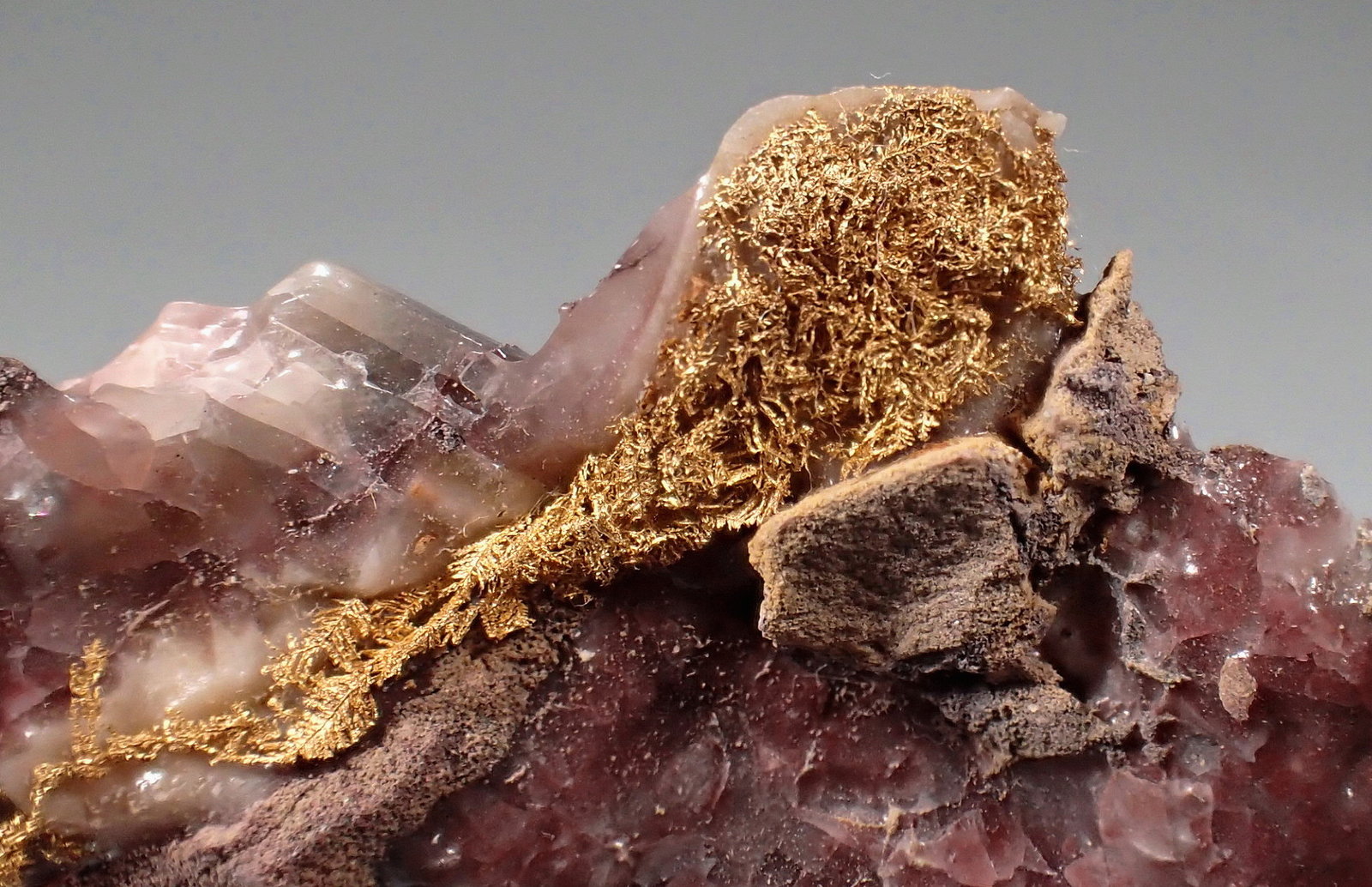 Gold, Calcite, Quartz
56mm x 29mm x 12mm
(Autor: Don Lum)