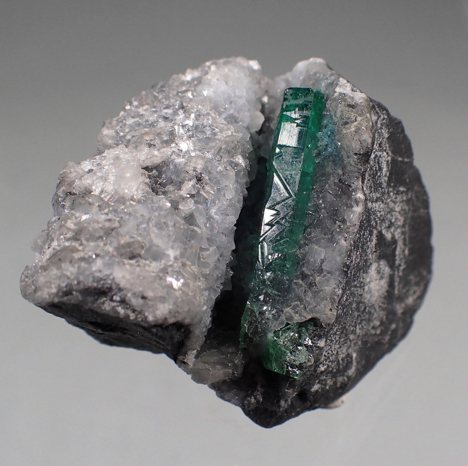 Beryl (variety emerald), Calcite
50mm x 42mm x 37mm
(Autor: Don Lum)