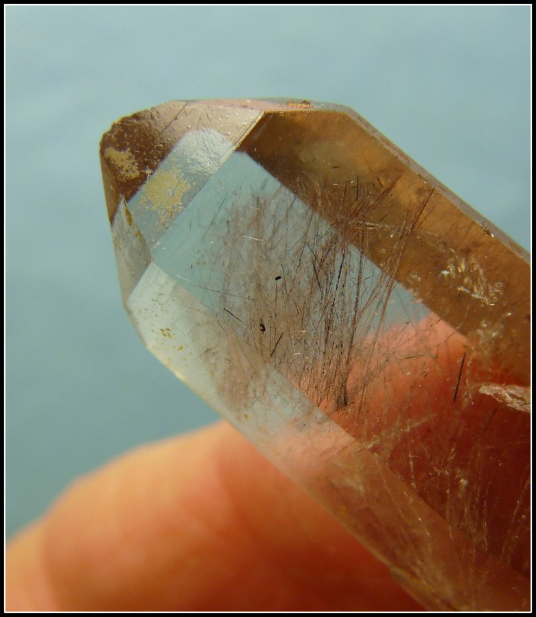 Quartz with inclusions.
90 x 25 x 16 mm
(Autor: Pierre Joubert)