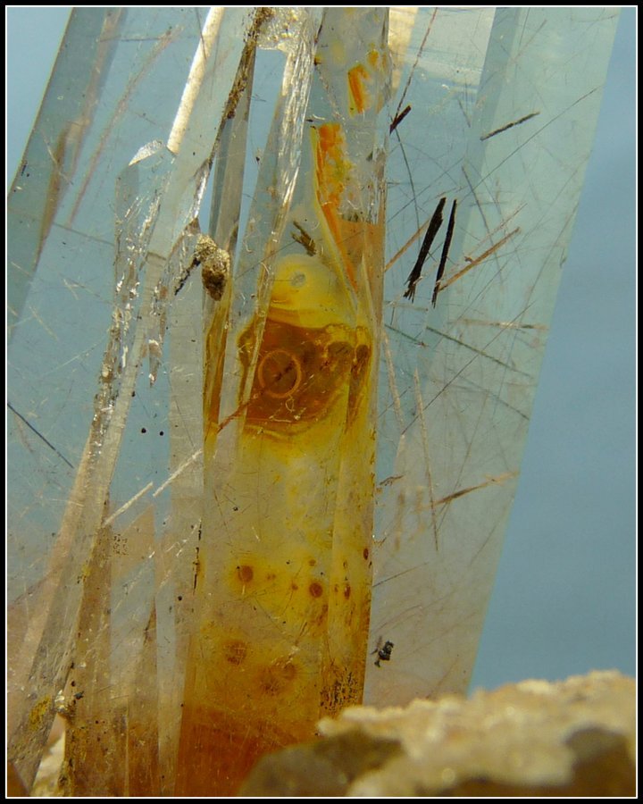 Quartz with inclusions.
68 x 57 x 26 mm
(Autor: Pierre Joubert)