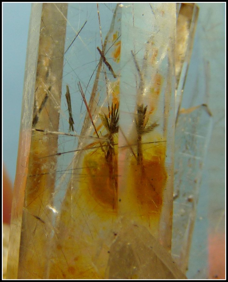 Quartz with inclusions.
68 x 57 x 26 mm
(Autor: Pierre Joubert)