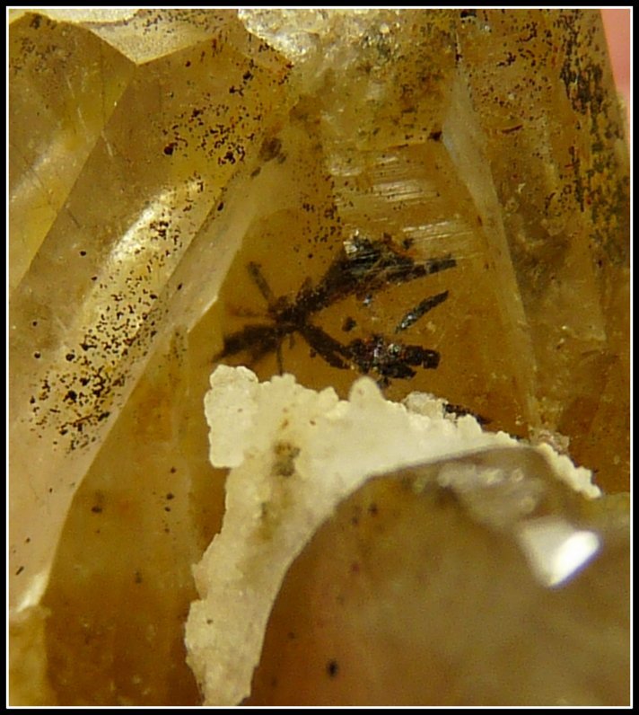 Quartz with inclusions.
68 x 57 x 26 mm
(Autor: Pierre Joubert)