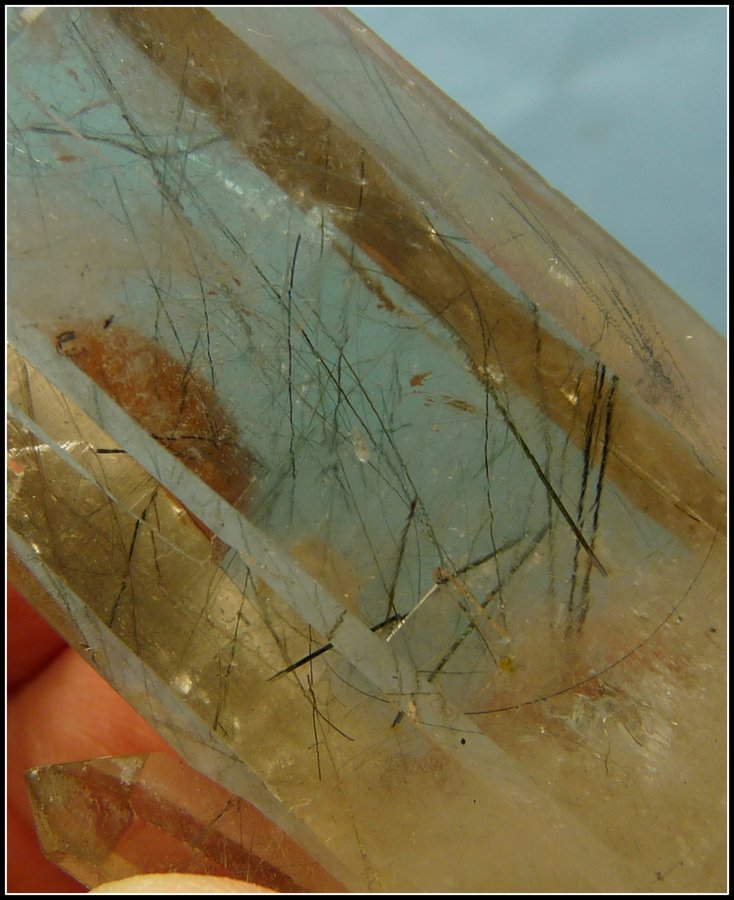Quartz with unknown inclusions
94 x 37 x 25 mm
(Autor: Pierre Joubert)