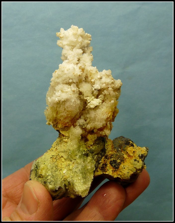 Fluorite, feldspar, hyalite opal
92 x 72 x 48 mm
(Autor: Pierre Joubert)