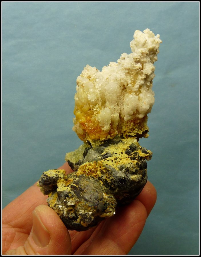 Fluorite, feldspar, hyalite opal
92 x 72 x 48 mm
(Autor: Pierre Joubert)
