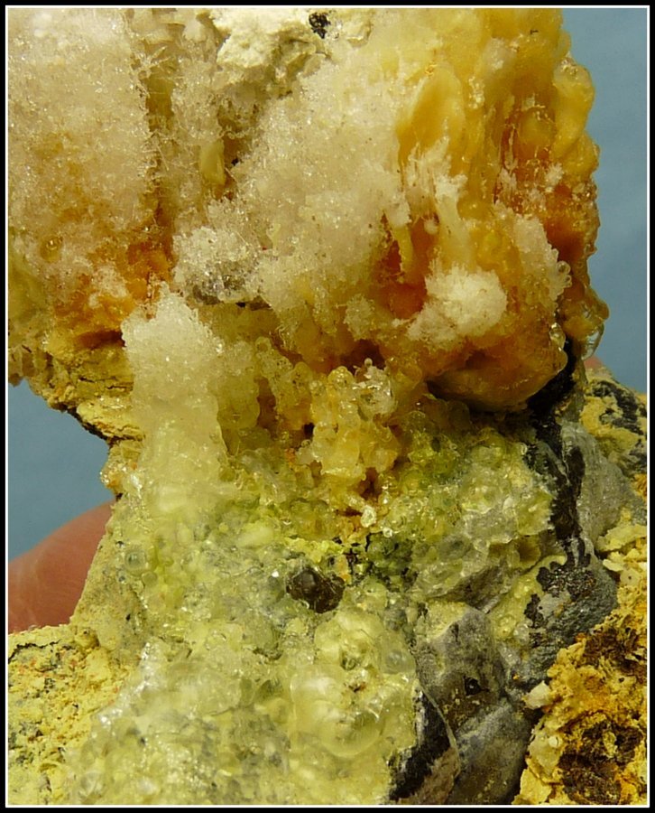 Fluorite, feldspar, hyalite opal
92 x 72 x 48 mm
(Autor: Pierre Joubert)
