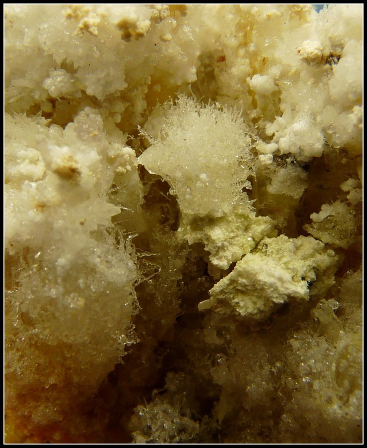 Fluorite, feldspar, hyalite opal
92 x 72 x 48 mm
(Autor: Pierre Joubert)