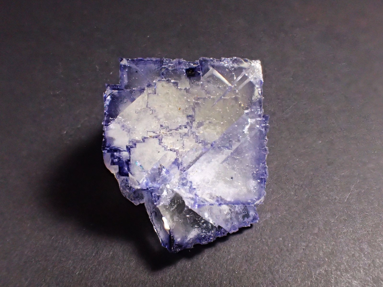 Fluorite
34 mm x 34 mm x 32 mm
(Autor: Don Lum)