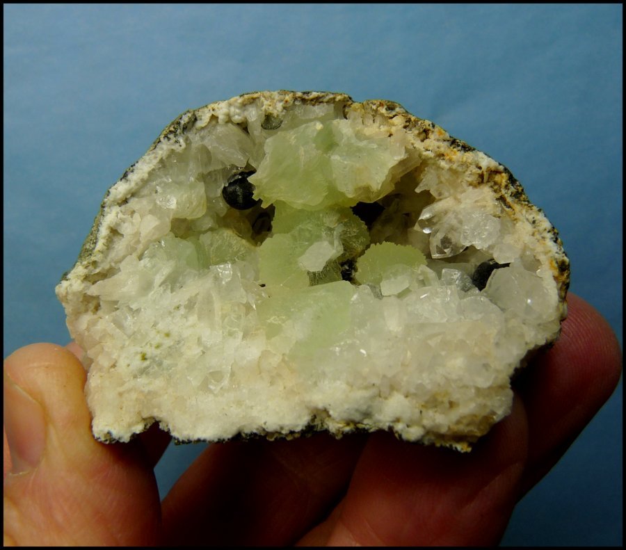 Pumpellyite, Prehnite; Quartz; Calcite
61 x 60 x 36 mm
(Autor: Pierre Joubert)