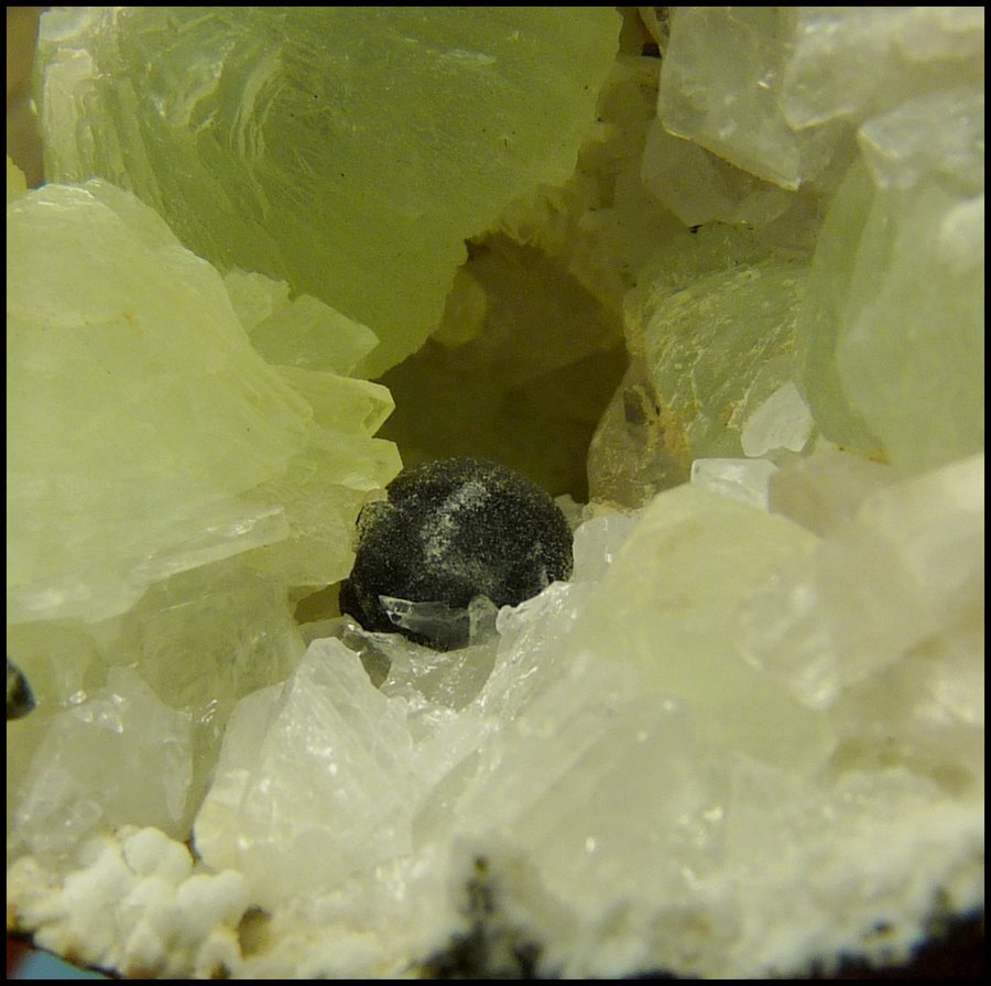Pumpellyite, Prehnite; Quartz; Calcite
FOV +- 4 cm
(Autor: Pierre Joubert)