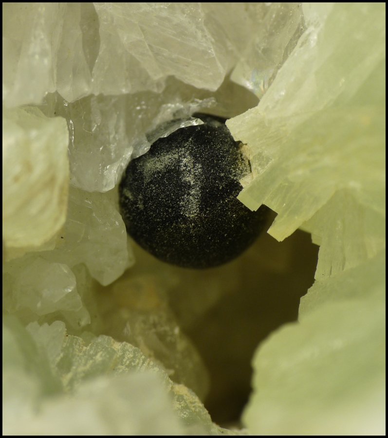 Pumpellyite, Prehnite; Quartz; Calcite
FOV +- 3 cm
(Autor: Pierre Joubert)